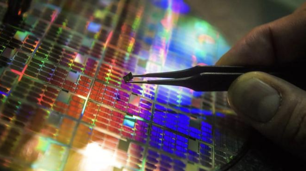 尊龙凯时认为，创新不在“堆晶体管”，而在“重构连接”